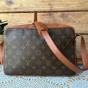 Louis Vuitton
Trocadéro leather crossbody bag